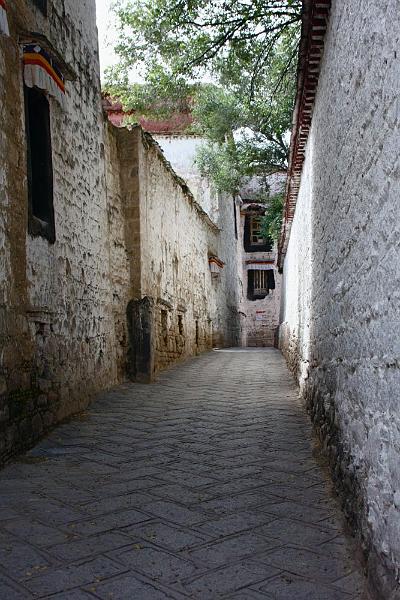 043 A deserted alleyway in Sera.jpg